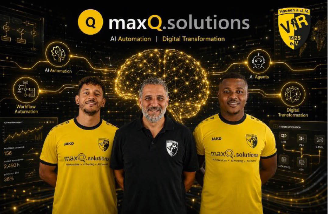 Drei Personen in gelben Trikots stehen vor einem digitalen Hintergrund mit dem Schriftzug maxQ.solutions und Symbolen zu KI-Automatisierung, Workflow-Automation, KI-Agenten und digitaler Transformation. Beschreibung von KI generiert