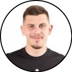 Person mit kurzem Haar tr gt ein schwarzes Adidas-T-Shirt und l chelt leicht vor wei em Hintergrund. Beschreibung von KI generiert