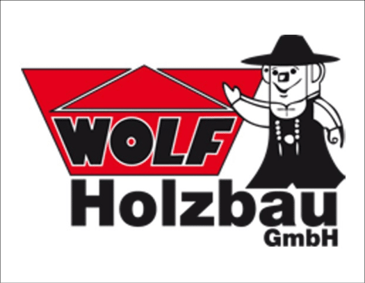 Das Logo zeigt den Schriftzug WOLF in einem roten Dreieck mit einem stilisierten Dach und darunter den Text Holzbau GmbH sowie eine gezeichnete Person mit Hut und traditioneller Kleidung, die winkt. Beschreibung von KI generiert