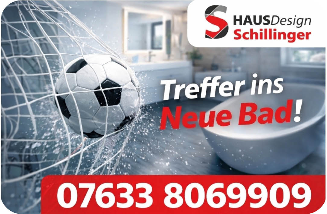 Ein Fu ball trifft das Netz vor einem modernen Badezimmer mit freistehender Badewanne und dem Text „Treffer ins Neue Bad!“ sowie einer Telefonnummer und dem Logo von HausDesign Schillinger. Beschreibung von KI generiert