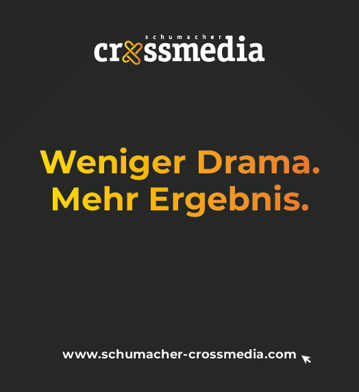 Das Bild zeigt das Logo von Schumacher Crossmedia mit dem Slogan „Weniger Drama. Mehr Ergebnis.“ und der Website www.schumacher-crossmedia.com auf schwarzem Hintergrund. Beschreibung von KI generiert