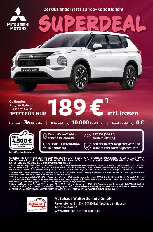 Ein wei er Mitsubishi Outlander steht vor einem dunkelroten Hintergrund mit dem Mitsubishi Motors Logo und dem Schriftzug Outlander. Beschreibung von KI generiert